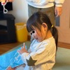 【雑記】犬に絵本を読み聞かせする娘