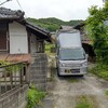 瓦の処分を終え、空荷になった軽トラックで、