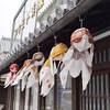 金魚が風に泳ぐ白壁の街並み（山口県柳井市）