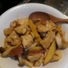 鶏ムネ肉をサツマイモとシメジと一緒に炒めました。