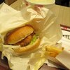 チーズにおぼれるフィレバーガー（ラクレット入り）