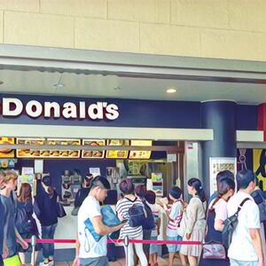 マクドナルドにカード決済が導入されたので、早速、店頭でクレジットカードを使ってきた！暗証番号やサイン不要で支払いが可能です。