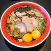 【熊本ラーメン 黒亭 本店】熊本ラーメンの有名店。卵黄が2個入ったビジュアルに黒亭らしさを感じます(熊本市西区二本木)