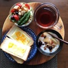 今日の朝食ワンプレート、チーズトースト、紅茶、チーズ竹輪キャベツサラダ、フルーツヨーグルト