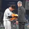 松坂大輔が感涙　イチロー氏「許せ、大輔」とサプライズ登場、颯爽と去る　引退セレモニー