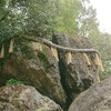 破盤神社とわれ岩。