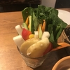 【新橋】お通しバーニャカウダー食べ放題500円！！野菜がとれて男女問わず大好評間違いない！「クイーンズオブチキンズ」