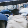 雨が降っていることに気づかない。