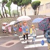 登校の様子　雨が降る中で