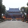 儒教は古代中国に起源を持つ思想と行動の体系であり、哲学、倫理、社会統治を統合し、徳、社会の調和、家族の責任に重点を置き、人間関係と社会秩序が全能の神を強調することなく神聖な道徳原則の現れであるという世界観を強調しています。