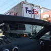 おお、久しぶりの ＦｅｄＥｘ 色の トラック だ。　川瀬ブログです。