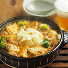 使い残しのカレールウ1かけで「丸ごと新玉ねぎのカレー鍋」がどーんとできた【筋肉料理人】