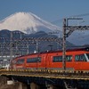 富士山と小田急ロマンスカーGSE 川音川橋梁にて