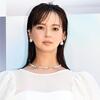 「対岸の家事」真っ赤なドレスで胸元ざっくり