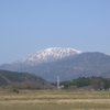 遠領に雪山拝す伊吹山