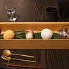 恵比寿の「SISIRI」でSISIRIの北和菓子一揃え（雪もち、桜餅、おはぎ、餡蜜）とお飲みもの。