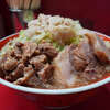 ラーメン二郎 上野毛店 - 2025年上野毛初め。麺カタメ検証。キャベツ多め。溶けるアブラ。サイコロステーキ豚。ネギミョウガ。寒空で長蛇の並びは過酷だったが、"残り物には福がある" と言う言葉をまさに体現したような一杯。新年一発目としてこれ以上ない、十分過ぎるほどの内容。今年も初回からピースフル全開な上野毛。推せる。