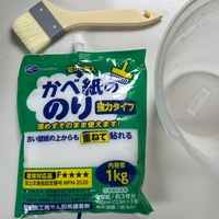 暑さで剥がれてきた壁紙を補修