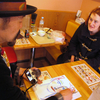 松本駅前食堂で旅行中のイギリス人、ミス・ルイス・ブレディさんを描く