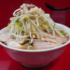 ラーメン二郎 生田駅前店 - ヤサイは気持ち時間経過した感あり。麺はほんの僅かにだが粘度成分混じり。豚は二郎にしては正直少し寂しい薄手なタイプが2枚。完璧にキレキレな時を知っている分、この日は全体的に気持ち眠い仕上がり。しかし今回くらいのマットな仕上がりの方が、下手に感動しっぱなしよりも心穏やかに、日常食として落ち着ける感じもあり。これも稀に見る生田の通常運行。