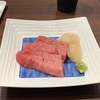 豊洲の「米花」でまぐろ大とろ刺身、根菜の煮物、ズワイガニのお味噌汁。