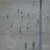 雨の中のサッカー