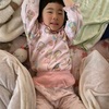 4歳と0歳　4月14日　モモちゃんとにらめっこ