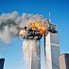 一般に9/11として知られる9月11日の攻撃は、2001年にアルカイダが米国に対して実行した4回のイスラム主義者の組織的自爆テロ攻撃であった。その朝、19人のテロリストがニュー北と中部から出発予定だった旅客機4機をハイジャックしました。-東海岸からカリフォルニアまでの大西洋地域。ハイジャック犯らは最初の2機の飛行機を、当時世界で最も高いビル5つのうちの2つであるニューヨーク市の世界貿易センターのツインタワーに落ちさせ、次の2機の飛行機をワシントンDCまたはその近くの目標に向けて攻撃した。州アーリントン郡に