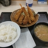 かつや（千代田区外神田）の秋の海鮮フライ定食（ごはん半分）