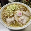 【今週のラーメン５９０３】中華そば みたか（東京・三鷹）チャシューメン 細葱 ＋ もやしピーマン竹の子皿 ＋ サッポロ赤星２本　〜三鷹のビル地下に刻まれる昭和の鼓動と春の光