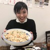 大盛り料理と一緒に写真を撮ると必ずこのポーズになってしまう