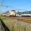 貨物列車EF65-1061号機とサンライズ瀬戸のすれ違い