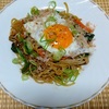 休日ランチ　目玉焼き乗ったけた焼きそば