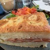 フォカッチャサンドとカプチーノ