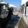 街の中を流れる川の向こうにも富士山