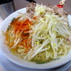 【今週のラーメン８５８】 ラーメン二郎 高田馬場店 （東京・高田馬場） ラーメン　ニンニク少なめ・とうがらし