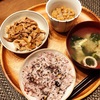 朝食ワンプレート、豚肉と玉ねぎの炒め物、小粒納豆