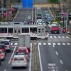 ツツジ咲く、或る日の世田谷線🚃 『環七通りと若林踏切～天神歩道橋から幸福の招き猫電車～』