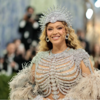 ビヨンセがファッション界の一大イベント「Met Gala」でまとったのは、100人の子供を犠牲にした人工ダイアモンドのドレスだった