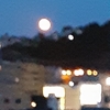 昇る満月