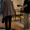 介護用語解説｜認知症サポーターが実践する「その人の世界に片足だけ入る」接し方