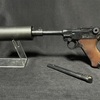 発光装置を付けたルガーP08を・・・撃つッ！