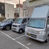 会社の駐車場からは、スバルの軽トラックに