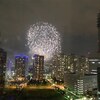 ビルのテラスから鑑賞する横浜開港祭の花火