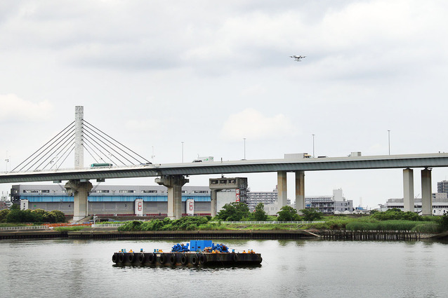 孤立した家屋に空から救援物資を。東京都と江戸川区の合同防災訓練でソフトバンクがドローン輸送を実演