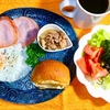 ブランパンに低糖質アイス「SUNAO」を挟んで　アイスサンドとハムエッグのランチ
