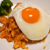 美味しいチキンライスの食べ方。【目玉焼きのせチキンライス】