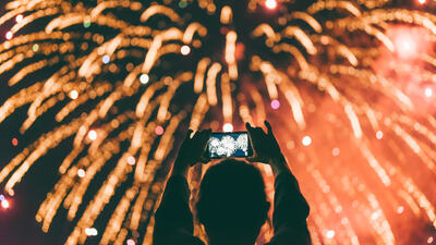 花火写真の撮り方 – 感動や臨場感を伝える、手持ち撮影のポイントと表現のアイデア