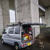 今日は今のところ雨なので、高速道路の橋脚の下の