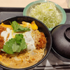 ロースカツ丼とキャベツ